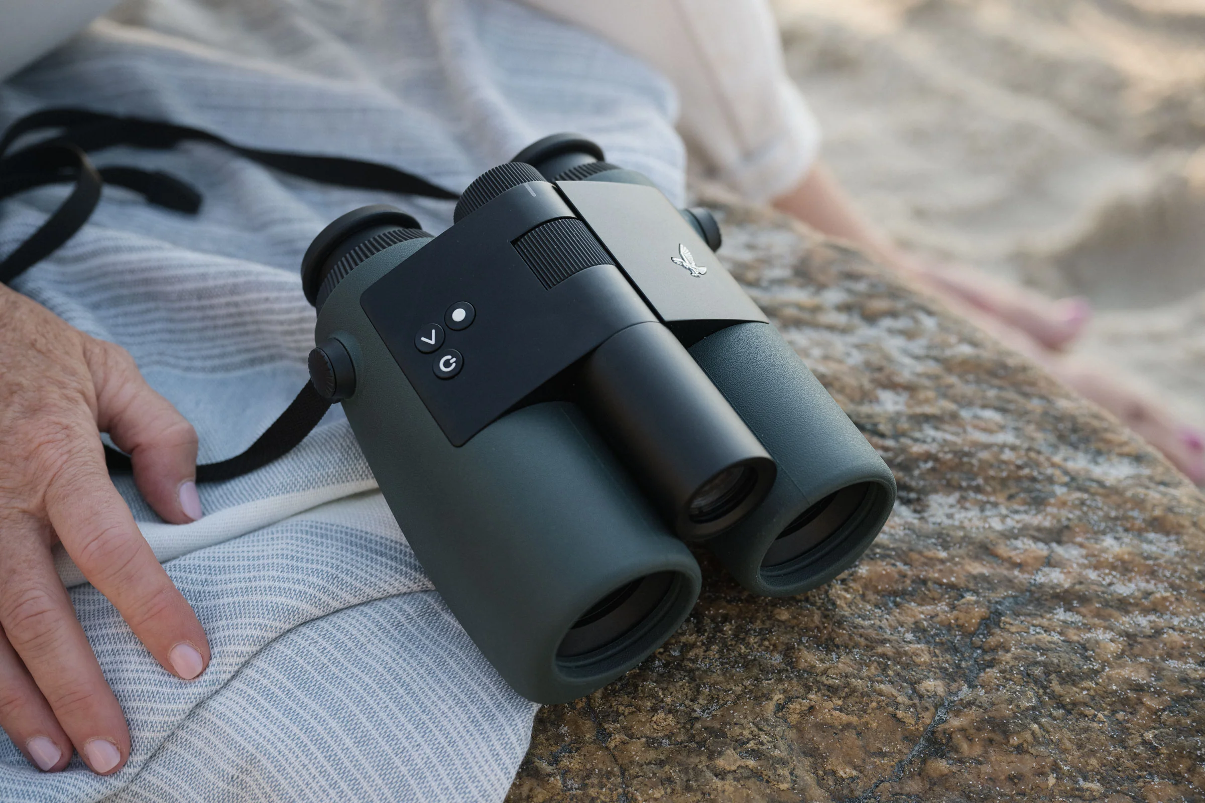 AX Visio 10×32 Smart Binoculars
